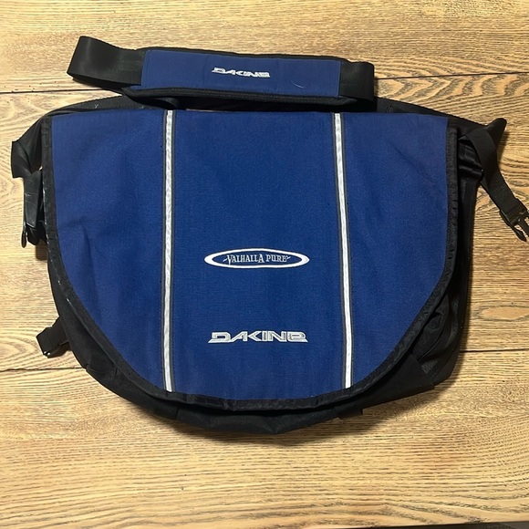 Dakine Sholder bag with Laptop space and lots of room - comfortable to wear - Picture 1 of 8